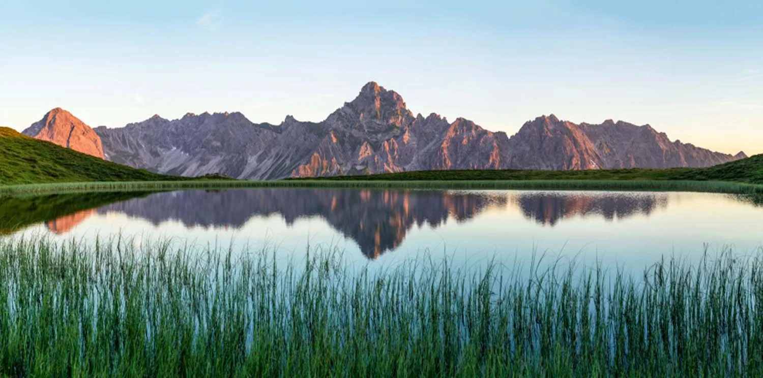Bergsee im Abendlicht