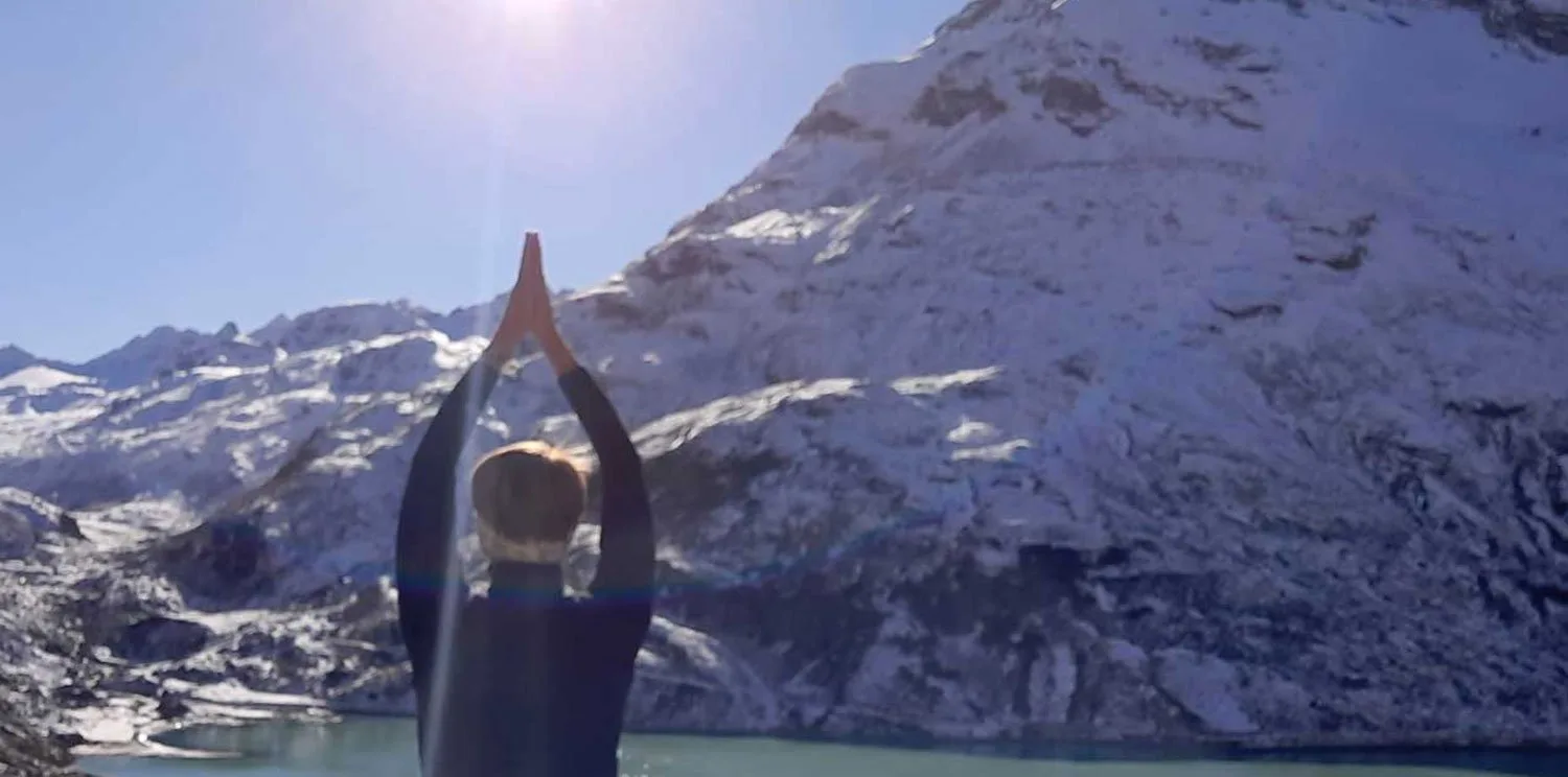 Yoga in der winterlichen Silvretta