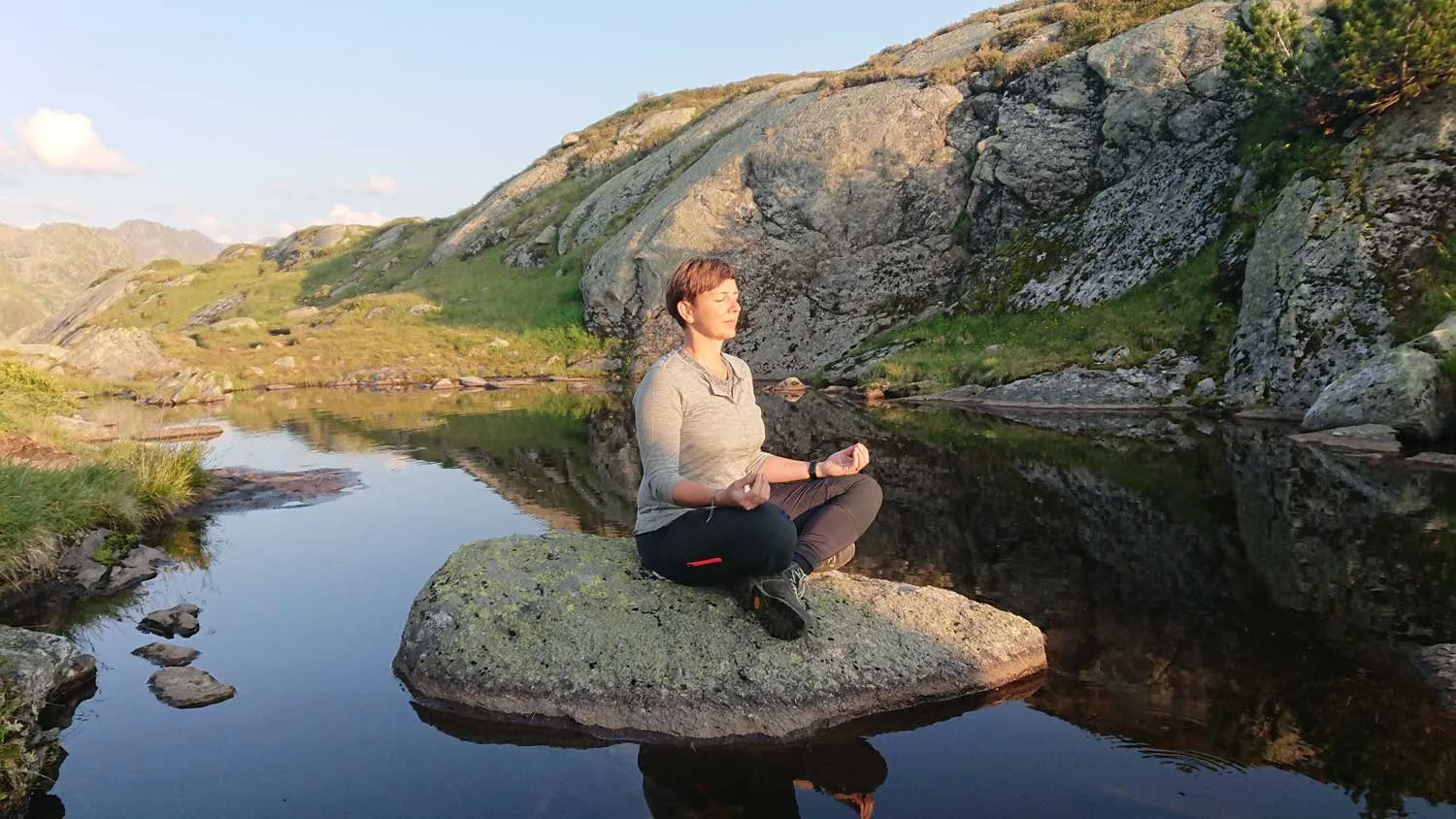 Ruth beim Yoga an einem Bergsee in der Silvretta