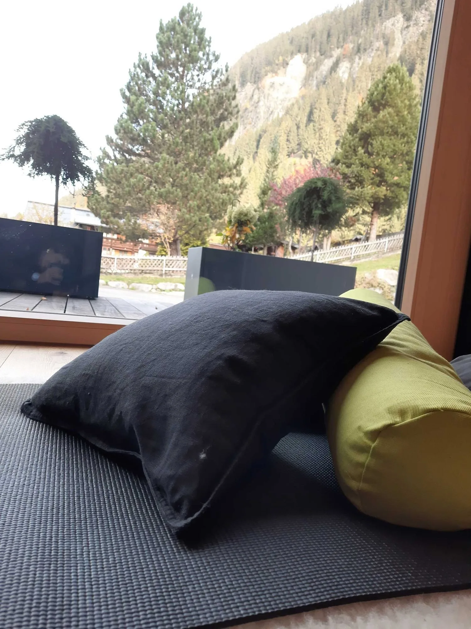 Meditationskissen am Fenster